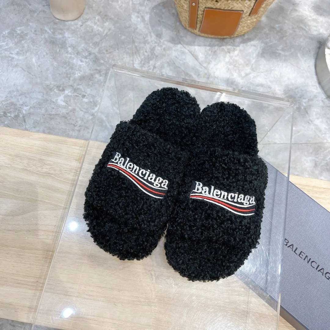 👟👟Ex-factory price 360👟👟 (High quality) Price based on quantity Balenciaga autumn and winter trendy wool slippers💕 Upper letter pattern, electric embroidery logo embroidery technology! Full of high-end feel! Especially beautiful on the feet 🦶 🐑Material: Sheep wool (very soft and comfortable) 🐑Sole: Original non-slip and wear-resistant outsole 🐑Number/size: Women's 35-41 Men's 38-46